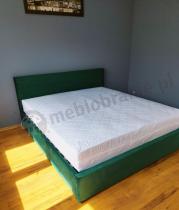 Aranżacja: Duże łóżko zielone welurowe 180x200 Kennet III