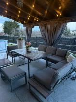 Aranżacja: Duży nowoczesny narożnik na taras z fotelem i wysokim stołem Panaon DG