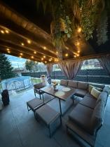 Aranżacja: Duży nowoczesny narożnik na taras z fotelem i wysokim stołem Panaon DG