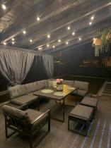 Aranżacja: Duży nowoczesny narożnik na taras z fotelem i wysokim stołem Panaon DG