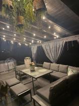 Aranżacja: Duży nowoczesny narożnik na taras z fotelem i wysokim stołem Panaon DG