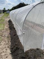 Aranżacja: Duży tunel foliowy metalowy 3x9m z drzwiami Jasmin – biała siatka wzmacniająca
