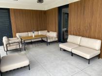Aranżacja: Eleganckie beżowe meble na taras z 8 modułow ze stolikim Salve Beige 6 Comfort