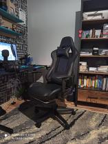 Aranżacja: Ergonomiczne krzesło gamingowe z podnóżkiem Renton czarne