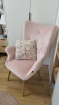 Aranżacja: Fotel pudrowy róż Uszak Maestro na drewnianych nogach