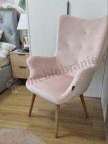 Aranżacja: Fotel pudrowy róż Uszak Maestro na drewnianych nogach
