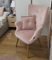 Aranżacja: Fotel pudrowy róż Uszak Maestro na drewnianych nogach
