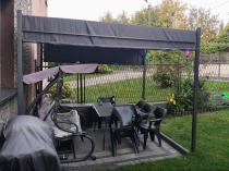 Aranżacja: Grafitowa pergola na taras Horn 3x3 z materiałowym dachem i roletą