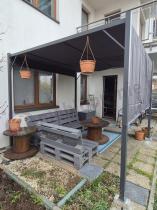 Aranżacja: Grafitowa pergola na taras Horn 3x3 z materiałowym dachem i roletą