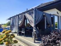 Aranżacja: Grafitowa pergola ogrodowa z zasłonami 3x5,5 stelaż aluminiowy Kirn