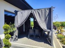 Aranżacja: Grafitowa pergola ogrodowa z zasłonami 3x5,5 stelaż aluminiowy Kirn