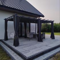 Aranżacja: Grafitowa pergola ogrodowa z zasłonami 3x5,5 stelaż aluminiowy Kirn