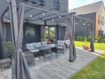 Aranżacja: Grafitowa pergola ogrodowa z zasłonami 3x5,5 stelaż aluminiowy Kirn