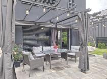 Aranżacja: Grafitowa pergola ogrodowa z zasłonami 3x5,5 stelaż aluminiowy Kirn