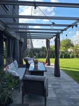 Aranżacja: Grafitowa pergola ogrodowa z zasłonami 3x5,5 stelaż aluminiowy Kirn
