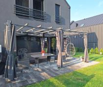 Aranżacja: Grafitowa pergola ogrodowa z zasłonami 3x5,5 stelaż aluminiowy Kirn