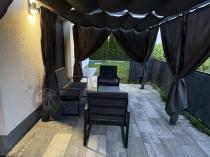 Aranżacja: Grafitowa pergola ogrodowa z zasłonami 3x5,5 stelaż aluminiowy Kirn 2.0