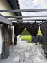 Aranżacja: Grafitowa pergola ogrodowa z zasłonami 3x5,5 stelaż aluminiowy Kirn 2.0