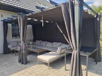 Aranżacja: Grafitowa pergola ogrodowa z zasłonami 3x5,5 stelaż aluminiowy Kirn 2.0