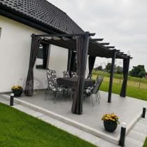 Aranżacja: Grafitowa pergola ogrodowa z zasłonami 3x5,5 stelaż aluminiowy Kirn 2.0