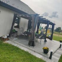 Aranżacja: Grafitowa pergola ogrodowa z zasłonami 3x5,5 stelaż aluminiowy Kirn 2.0
