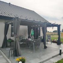 Aranżacja: Grafitowa pergola ogrodowa z zasłonami 3x5,5 stelaż aluminiowy Kirn 2.0