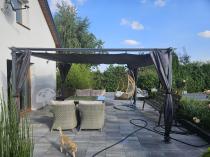 Aranżacja: Grafitowa pergola ogrodowa z zasłonami 4x4 Niro - Grey