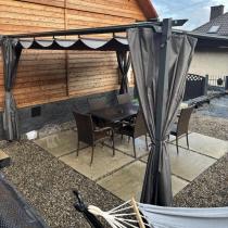 Aranżacja: Grafitowa pergola ogrodowa z zasłonami 4x4 Niro - Grey