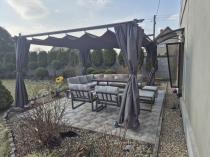 Aranżacja: Grafitowa pergola ogrodowa z zasłonami 4x4 Niro - Grey