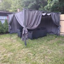 Aranżacja: Grafitowa pergola ogrodowa z zasłonami 4x4 Niro - Grey
