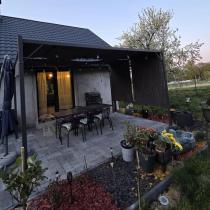 Aranżacja: Grafitowa pergola tarasowa Simi 3x4 m
