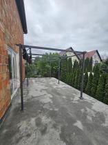 Aranżacja: Grafitowa pergola tarasowa z materiałowym dachem Niro 3x5,5 - Grey