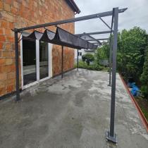 Aranżacja: Grafitowa pergola tarasowa z materiałowym dachem Niro 3x5,5 - Grey