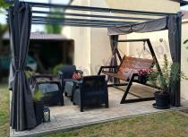 Aranżacja: Grafitowa pergola z materiałowym dachem i zasłonami Hiro 4x4 - Szary
