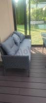 Aranżacja: Grafitowa sofa trzyosobowa z technorattanu 166cm Perata – Anthracite