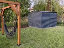 Aranżacja: Grafitowa szopa ogrodowa z grubszej blachy Dettel 300x300x210cm - Antracite A16