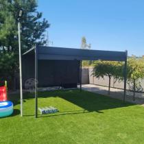 Aranżacja: Grafitowy pawilon ogrodowo tarasowy z roletowym dachem Horn 4x4 - Grey