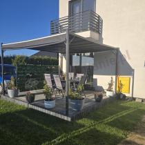 Aranżacja: Grafitowy pawilon ogrodowo tarasowy z roletowym dachem Horn 4x4 - Grey