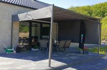 Aranżacja: Grafitowy pawilon ogrodowo tarasowy z roletowym dachem Horn 4x4 - Grey