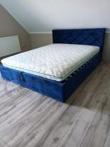 Aranżacja: Granatowe łóżko tapicerowane 160x200 Carlos II