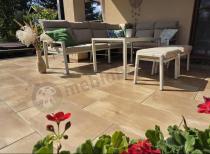 Aranżacja: Jasny narożnik tarasowy ze stolikiem 120cm i pufami - Doros Corner XL - Cream