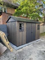 Aranżacja: Keter Signature Apex 1175 Walnut duży domek narzędziowy (8m2)
