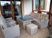 Aranżacja: Komplet mebli z sofą i wysokim stołm technorattan Cofete Dining – Natural Cofete 2.0