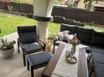 Aranżacja: Komplet ogrodowy metalowy z narożnikiem, fotelem, pufami i stołem teak- Doros Corner XL - Dark Grey