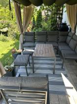 Aranżacja: Komplet ogrodowy metalowy z narożnikiem, fotelem, pufami i stołem teak- Doros Corner XL - Dark Grey