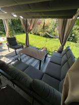 Aranżacja: Komplet ogrodowy metalowy z narożnikiem, fotelem, pufami i stołem teak- Doros Corner XL - Dark Grey