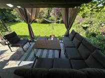 Aranżacja: Komplet ogrodowy metalowy z narożnikiem, fotelem, pufami i stołem teak- Doros Corner XL - Dark Grey