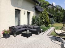 Aranżacja: Komplet ogrodowy z technorattanu FARLITO IX CORNER Black Along & Ice Grey