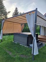 Aranżacja: Kremowa pergola tarasowa Horn 3x4 z roletą