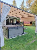 Aranżacja: Kremowa pergola tarasowa Horn 3x4 z roletą
